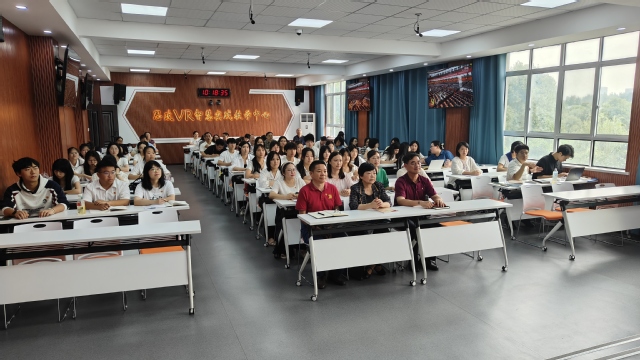 马克思主义学院组织观看庆祝中国...